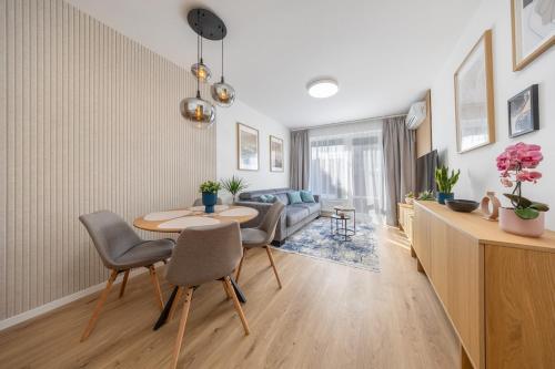 Central Bratislava Apt - Cozy Stay with Parking, Bratislava