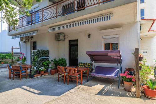 One-Bedroom Apartment image 2