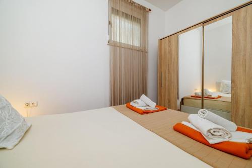 One-Bedroom Apartment image 6