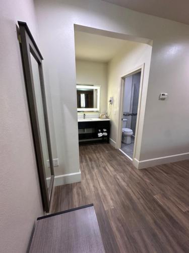 Scottish Inn and Suites - image 6