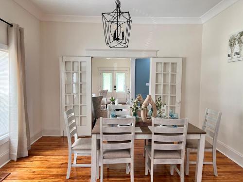 บริการและสิ่งอำนวยความสะดวก, Historic Vibes, Modern Comfort in เอเธนส์ (AL)