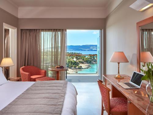 AKS Hinitsa Bay AKS Hinitsa Bay is perfectly located for both business and leisure guests in Porto Heli. Offering a variety of facilities and services, the property provides all you need for a good nights sleep. Ser