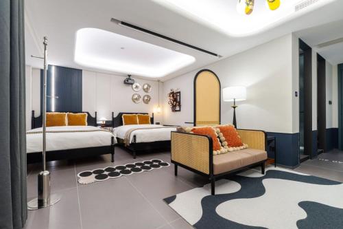 Deluxe Queen Room with Two Queen Beds image 10