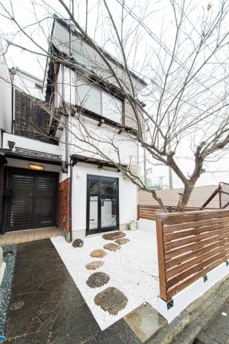 5 minutes from Shijo Omiya Station, in the center of Kyoto, a rental group,