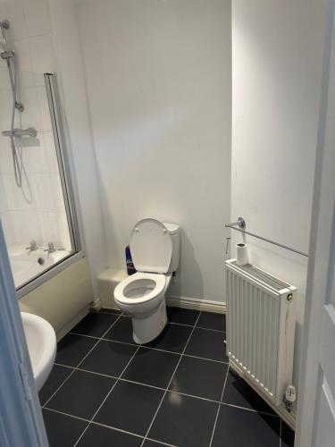 Private Room in a shared flat with own Bathroom and Parking in موفات