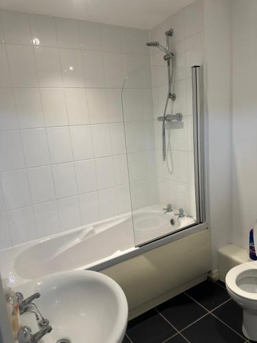 Private Room in a shared flat with own Bathroom and Parking in موفات