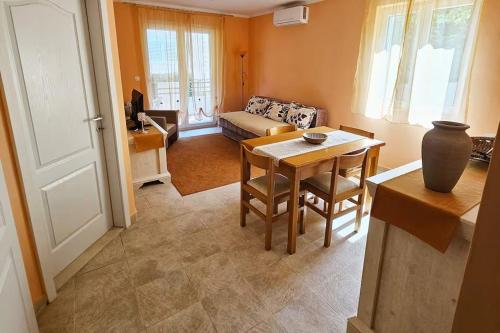 Two-Bedroom Apartment with Garden View room in Apartment Loâso Comfy Two BDR Sixty meters to the sea