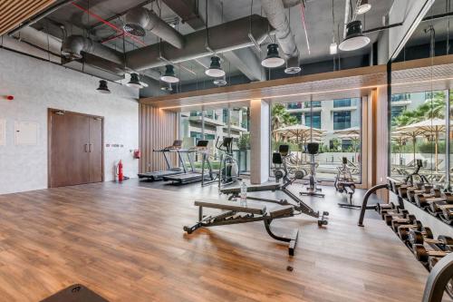 GLOBALSTAY Stylish Apt - Pool, Gym, Free Parking - Elysee 3, Дубай (фото 2)
