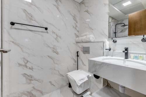 GLOBALSTAY Stylish Apt - Pool, Gym, Free Parking - Elysee 3, Дубай (фото 5)