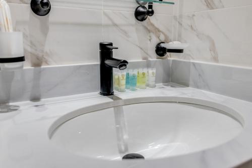 GLOBALSTAY Stylish Apt - Pool, Gym, Free Parking - Elysee 3, Дубай (фото 7)