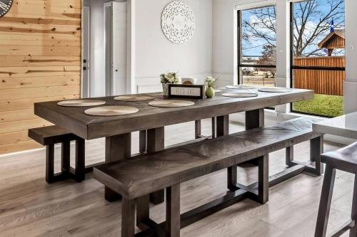 Jacuzzi Lakefront Home w/ Game room+play structure, Рокуолл