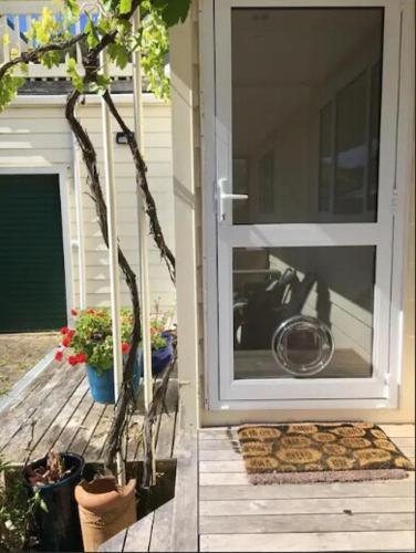 Sunny cosy getaway near beach in เปคาคาริกิ