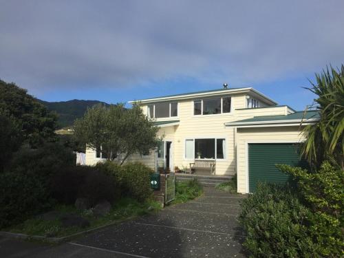 Sunny cosy getaway near beach in เปคาคาริกิ