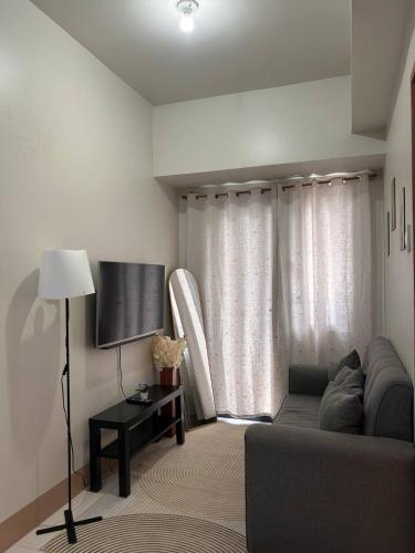 1Bedroom Condo at Shore Near Airport & MOA Balcony Pool View, Manila