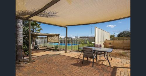 " Roseneath" Queen Room with Private Bathroom in Northam