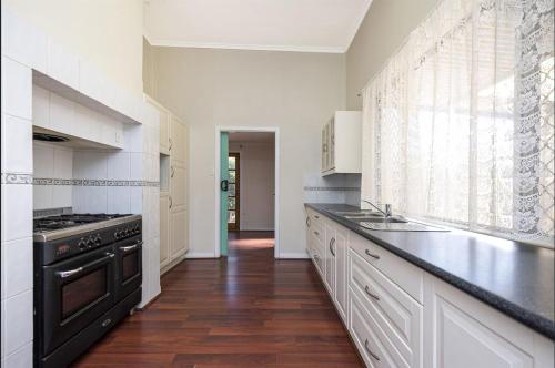 " Roseneath" Queen Room with Private Bathroom in Northam