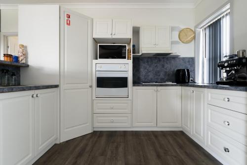 مطبخ, Family Comfort in the Stunning Sisters Beach in Sisters Beach