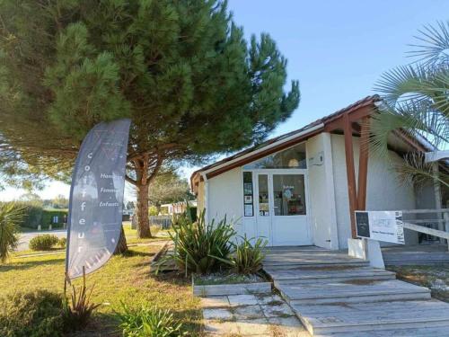 Mobil Home 3ch CONFORT Camping 4étoiles Les Charmettes 393 Proche FUN ZONE (Mobil Home 3ch CONFORT Camping 4etoiles Les Charmettes 393 Proche FUN ZONE) in La Tremblade