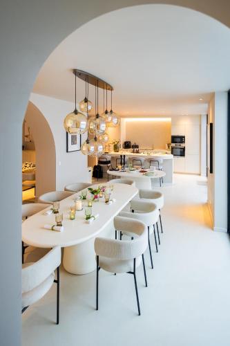 Souljoy Sanctuary - luxury Holiday design House with 7 rooms, 6 bathrooms for 14 people in Stalhille