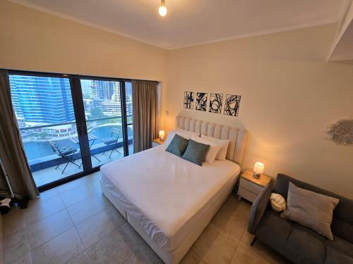 Click Stay - JLT - Entire Studio & Balcony Lakes view Apartment -NA, Дубай (фото 9)