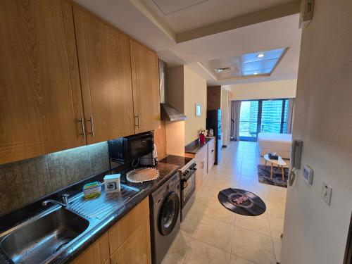 Click Stay - JLT - Entire Studio & Balcony Lakes view Apartment -NA, Дубай (фото 3)