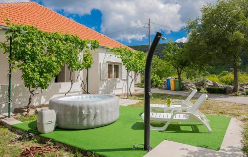 Blue Sky - jacuzzi & wine in Rašćane