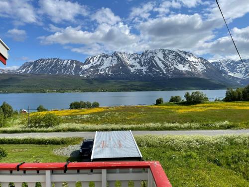 Aurora House under the mountain in Lakselvbukt