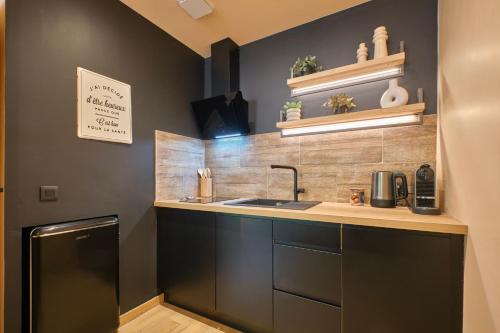 Kitchen, Scandinavian Suite - Private Spa and Sauna in Nantua