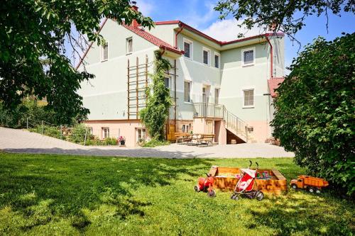 Jardín, Stará Brusírna (Stara Brusirna) in Satov