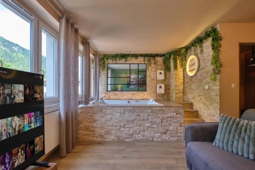 Hot tub, Scandinavian Suite - Private Spa and Sauna in Nantua