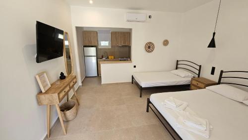 1 double bed, 1 twin bed, 1 futon bed