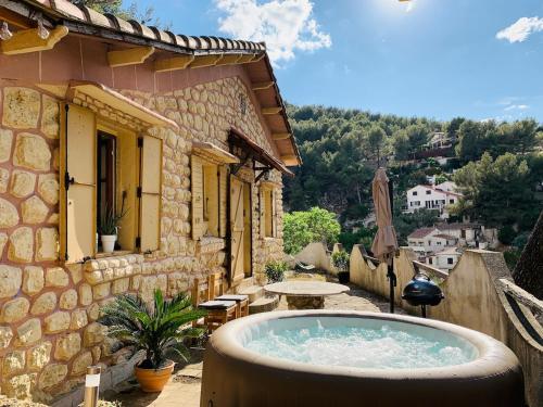 Atypical forest house with jacuzzi gîte à louer La Millère