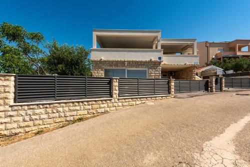 Apartmant Shine Luxury Privat Pool & Jacuzzi - Tap to explore photos