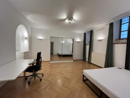 Room close to Karlsplatz, shared apartment, no private bathroom in Wien, Österreich