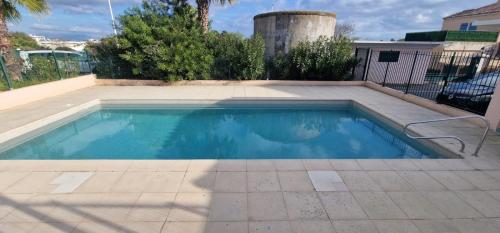 Le Marin - Pool and parking near Bistro Teatro