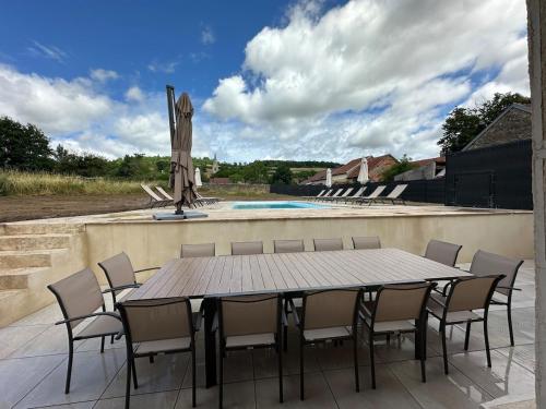 Gîte le clocher roman 14 personnes piscine et spa privatif (Gite le clocher roman 14 personnes piscine et spa privatif) in 奧克蘇瓦地區普伊