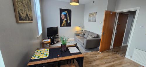 Waterworks En suite Rooms with Private Living Room in สเกโกเนล