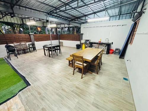 Kulai Neon Bliss Villa near Wong pub