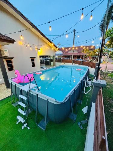 Kulai Neon Bliss Villa near Wong pub
