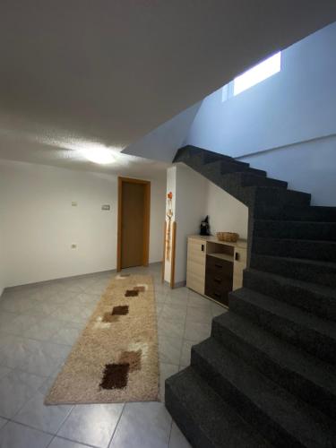 Фойє, Anes House in Біхач