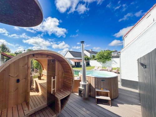 Pezsgőfürdő, Souljoy Sanctuary - luxury Holiday design House with 7 rooms, 6 bathrooms for 14 people in Stalhille