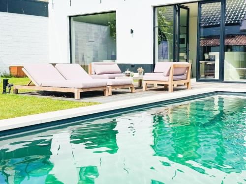 Úszómedence, Souljoy Sanctuary - luxury Holiday design House with 7 rooms, 6 bathrooms for 14 people in Stalhille