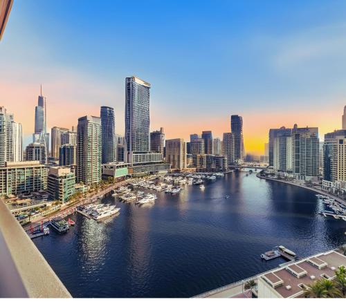 Premium One-Bedroom Apartment with Spectacular Marina View & Private Balcony by Dejaview Stays, Dubai