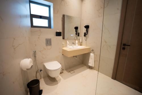 Golden Suites Hotel - image 9