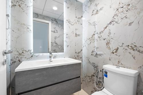 Luxury 4BR w Marina Views Near Beach & Mall, Dubaï (photo 4)
