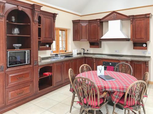 Зовнішній вигляд готелю, Turin Nurin Cottage in Томатін