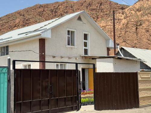 Dış Görünüm, Dostuk in Narın