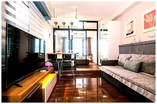 City Best Designer 1BR Makati Fast internet Gym Swim Park 2050, Manila