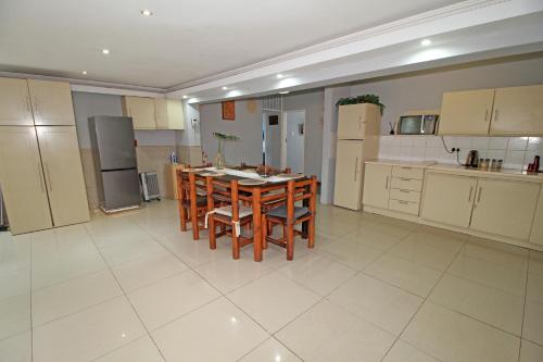Peaceful 4 Bedroom Flat In Germiston With Wi-fi - Boksburg