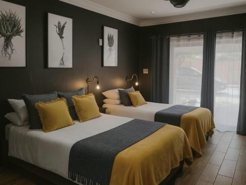 1 double bed, 1 twin bed